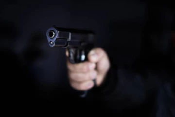 மருத்துவரின் வீட்டின் நுழைவாயில் கதவின் மீது துப்பாக்கி பிரயோகம்:பிரதேச அரசியல்வாதி கைது