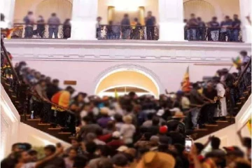 ஜனாதிபதி மாளிகையில் திருடிய பொருட்களை விற்பனை செய்ய முயன்றவர்கள் கைது