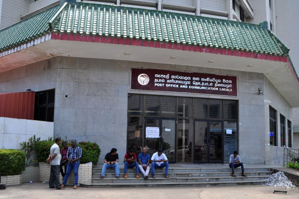 தொடரும் வேலை நிறுத்தம் : அதிகாரிகள் மீது குற்றச்சாட்டு | Postal Strike Continues