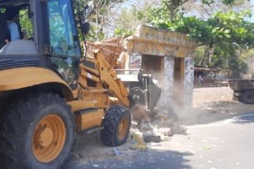 50 வருடங்களுக்கு முற்பட்ட நினைவிடத்தை இடித்தழித்த சாவகச்சோி நகரசபை!