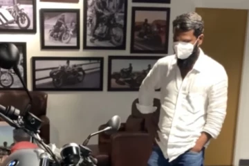 இத்தனை லட்சத்திற்கு பைக் வாங்கினாரா வெற்றிமாறன், செம பைக் பாருங்க