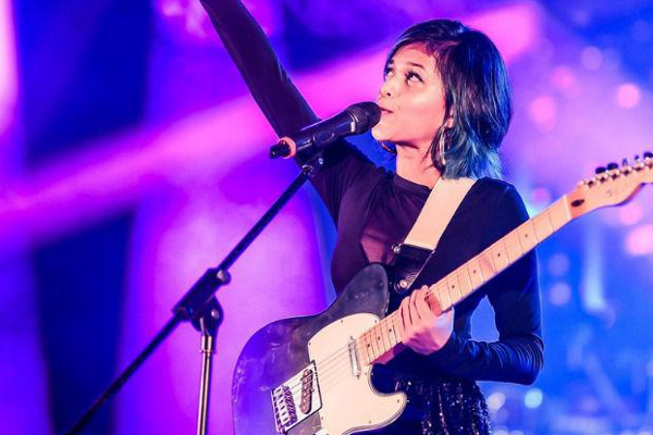 யார் இந்த இலங்கை சிங்கள பெண்? ஒரே பாடலில் இளம் வைரல் நாயகியான அதிசயம்... | Yohani Who Sung Manike Mage Hithe Song