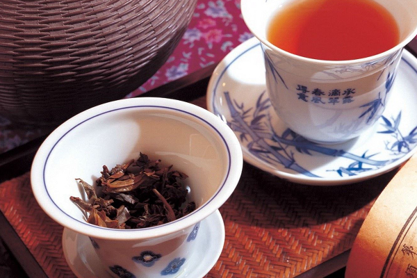 உங்களுக்கு வெள்ளை முடி இருக்கா? இத தடவுங்க கறுப்பாக்கிடும்! | Ays Black Tea Can Naturally Darken Your Grey Hai