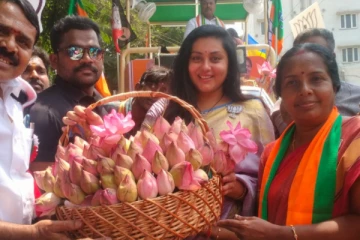 ‘‘மச்சான்ஸ் தாமரைக்கு ஓட்டு போடுங்க’’ : வானதி சீனிவாசனுக்கு ஆதரவாக நமீதா பிரசாரம்