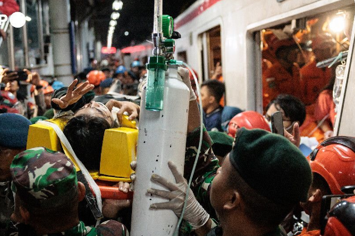 வெளிநாடொன்றில் இரு தொடருந்துகள் மோதி பயங்கர விபத்து : 14 பேர் உயிரிழப்பு | Train Crash Indonesia 14 Death