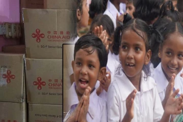 கிளிநொச்சி மாணவர்களுக்கு சீனாவின் இலவச சீருடைத்துணிகள்