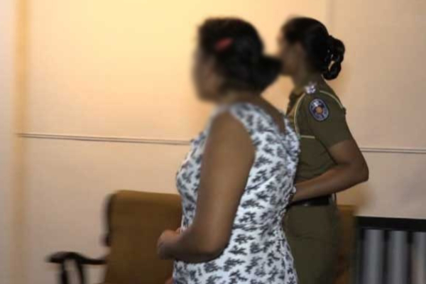 வவுனியாவில் ரவுடியான பெண்; மறுமொரு பெண்மீது கத்தி குத்து தாக்குதல் | Woman In Vavuniya Attacked Another Woman