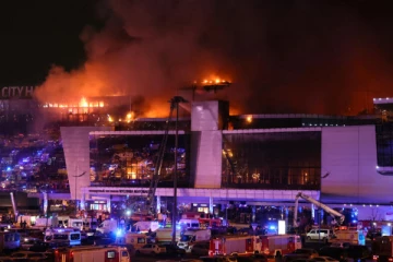 ரஷ்யா இசை நிகழ்ச்சியில் தாக்குதல் ; சிதறி ஓடிய பார்வையாளர்கள்; 60 பேர் பலி 100 க்கும் மேற்பட்டவர்கள் காயம்