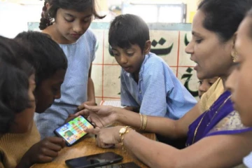 ஏழை மாணவர்களுக்கு இலவச ஸ்மார்ட் போன் - மத்திய அரசு அதிரடி அறிவிப்பு!