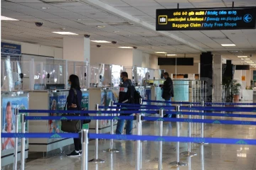 இலங்கை வந்த விமானத்தில் பெண் ஒருவர் கைது