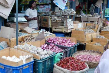 අත්‍යවශ්‍ය භාණ්ඩ කිහිපයකම මිල ඉහළට ...