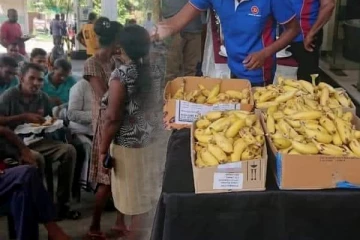 இலங்கையில் எரிபொருள் நிரப்பு நிலையங்களில் மலரும் மனிதநேயம்