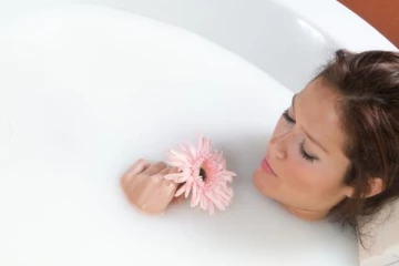 பால் குளியலினால் இவ்வளவு நன்மைகள் இருக்கா? இது தெரியாம போச்சே