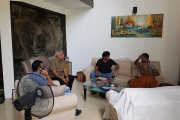 தாக்குதலுக்குள்ளான ஊடகவியலாளர்  வீட்டுக்கு நாடாளுமன்ற உறுப்பினர்கள் விஜயம்!