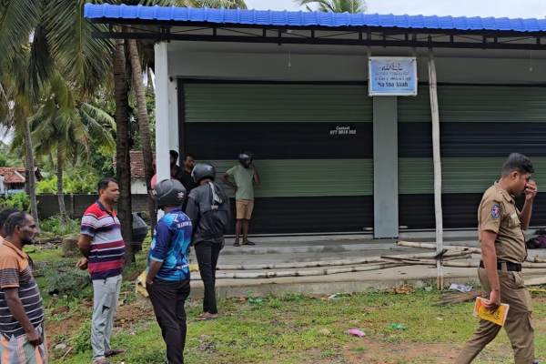 தமிழர் பகுதியொன்றில் கடைக்கு முன்னாள் கிடந்த சடலத்தால் பரபரப்பு | Body Found Outside A Shop In Tamil Area தமிழர் பகுதியொன்றில் கடைக்கு முன்னாள் கிடந்த சடலத்தால் பரபரப்பு | Body Found Outside A Shop In Tamil Area