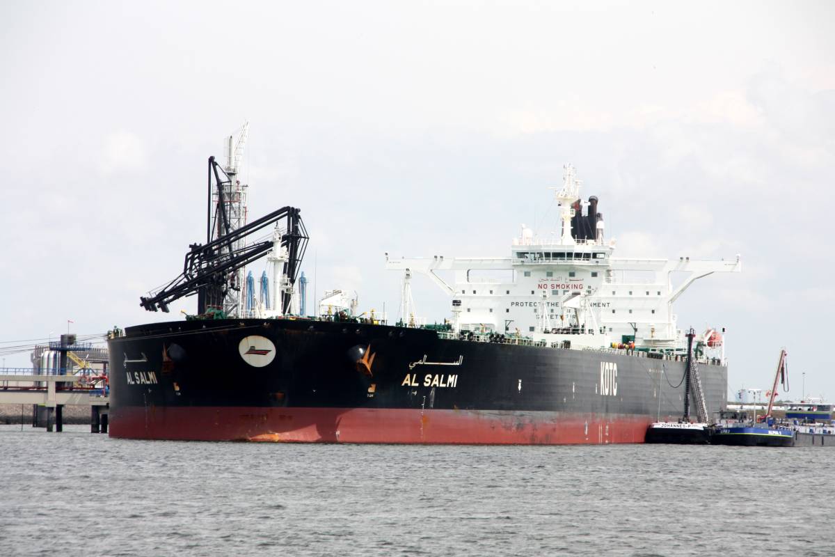 ஈரான் ட்ரோன் தாக்குதலில் சிக்கிய மிகப்பெரிய எண்ணெய் கப்பல்: பதிலடியால் மிரள வைத்த ட்ரம்ப் | Oil Tanker Struck Iran Drone