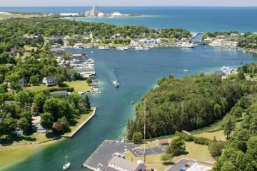 நால்வரை பலி வாங்கிய குட்டி விமான விபத்து.. அதிர்ஷ்டவசமாக தப்பிய சிறுமி