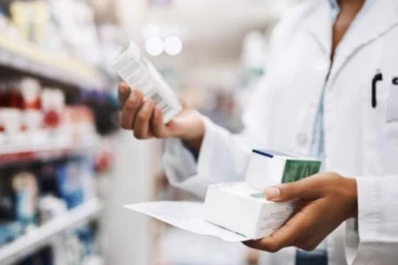 தன்னை மருத்துவராக காட்டிக்கொண்டு மருந்தகம் ஒன்றை நடத்தி வந்த பெண் கைது