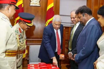 අද ජනපතිට ලැබුණු මොකක්ද මේ විශේෂ බෑගය..