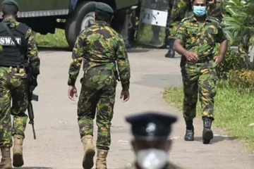 பெண்களிடம் நகை பறித்த இரண்டு சிப்பாய்கள் கைது