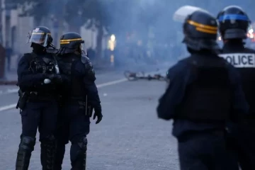 பிரான்ஸ் கலவரங்களின்போது இளைஞரை சுட்ட பொலிசார்: ஆதரவையும் மீறி நீதிமன்றம் அதிரடி உத்தரவு