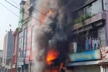 மஹரகமில் கடைத்தொகுதி தீக்கிரை: தீயணைப்பு படை விரைந்து கட்டுப்பாடு