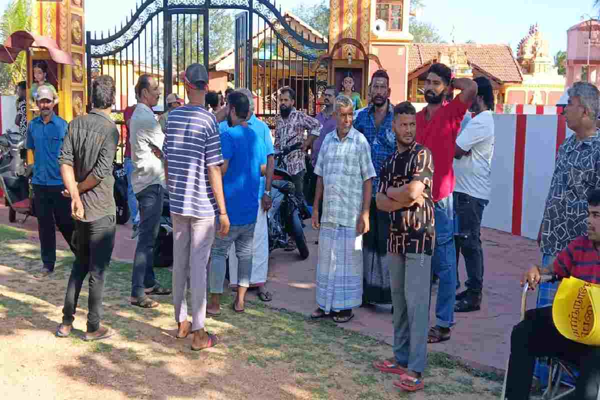 பாடசாலை அதிபரை மாற்ற வேண்டாம்: யாழில் வெடித்த போராட்டம் | Don T Change School Principal Protest In Jaffna