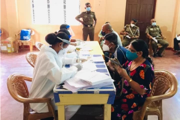 அடிப்படை வசதிகோரி போராட்டத்தில் சுகாதார சேவையாளர்கள்- தடுப்பூசி ஏற்றும் நடவடிக்கையில் கடற்படை!