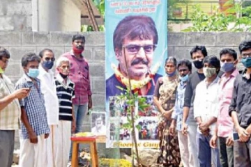 சின்ன கலைவாணர் விவேக் மறைவுக்கு மரக்கன்றுகள் நட்டு அஞ்சலி செலுத்திய ரசிகர்கள்