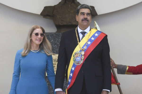 கைவிலங்குடன் அமெரிக்க தடுப்பு மையத்திற்கு அழைத்து செல்லப்பட்ட மதுரோ | Donald Trump Shared Image Of Nicolas Maduro