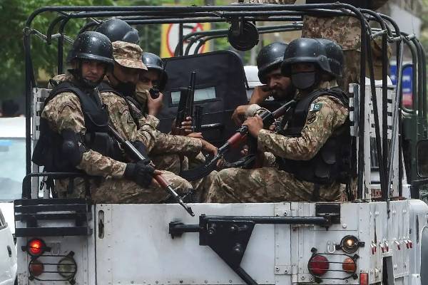 பாகிஸ்தானில் இடம்பெற்ற வெடிகுண்டு தாக்குதலில் பொலிஸ் உள்பட 6 பேர் பலி | 6 Killed Including Policeman Bomb Attack Pakistan பாகிஸ்தானில் இடம்பெற்ற வெடிகுண்டு தாக்குதலில் பொலிஸ் உள்பட 6 பேர் பலி | 6 Killed Including Policeman Bomb Attack Pakistan