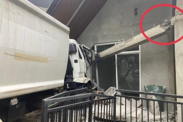 வீட்டின் மதிலை உடைத்துக்கொண்டு சென்ற லொறி: மூவர் பலத்த காயம்