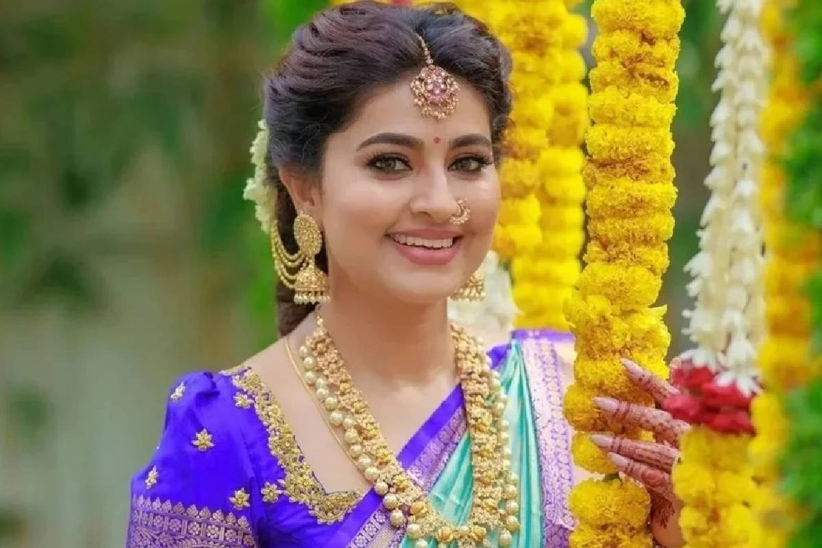 44 வயதிலும் குறையாத இளமை... இணையத்தை ஆக்கிரமிக்கும் நடிகை சினேகாவின் நியூ லுக்! | 44 Years Old Actress Sneha New Look Goes Viral