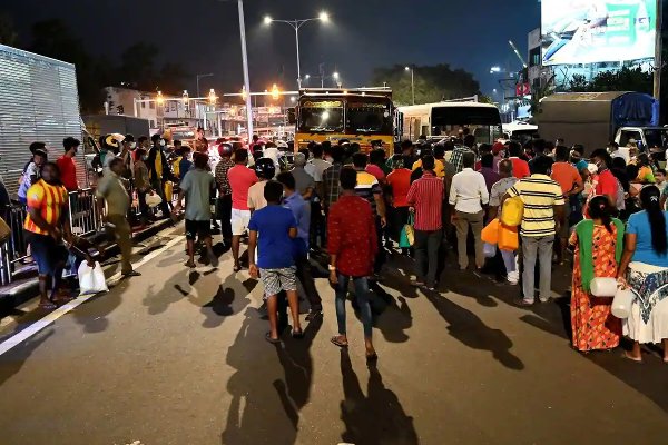 எரிபொருள் பற்றாக்குறையால் மக்களுக்கு நேர்ந்த அவல நிலை! | People In Dire Straits Due To Fuel Shortages