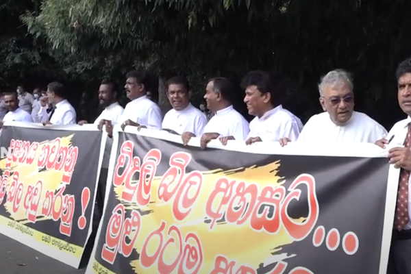 நாடாளுமன்றத்திற்கு முன்பாக அரசாங்கத்துக்கு எதிராக ஆர்ப்பாட்டம்! (Video) | Demonstration Against The Government