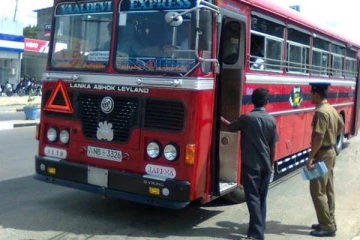 யாழில் பயணிகள் முன்னிலையில்  தனியார் போக்குவரத்து சாரதியின் மோசமான செயல்!