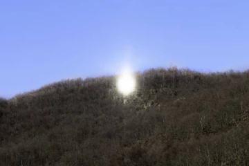 மறையாத செயற்கை சூரியனை உருவாக்கிய கிராம மக்கள்: ஆச்சரிய சம்பவம்!