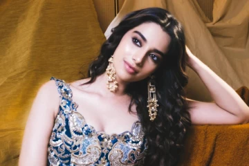 நடிகை மீனாட்சி சவுத்ரியின் கிளாமர் போட்டோஷூட்