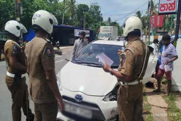 தாயின் மடியில் குதித்த சிறுமி ; கட்டுப்பாட்டை இழந்த கார், ஒருவர் பலி