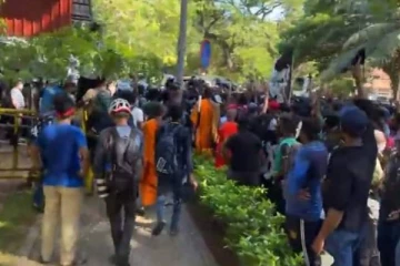 மஹிந்த வீட்டின் முன் தடையை உடைத்து முன்னேற முயற்சிக்கும் மாணவர்கள்! பதற்ற சூழ்நிலை
