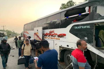 யாழில் வாகன விபத்து! சாரதி படுகாயம் (Photos)