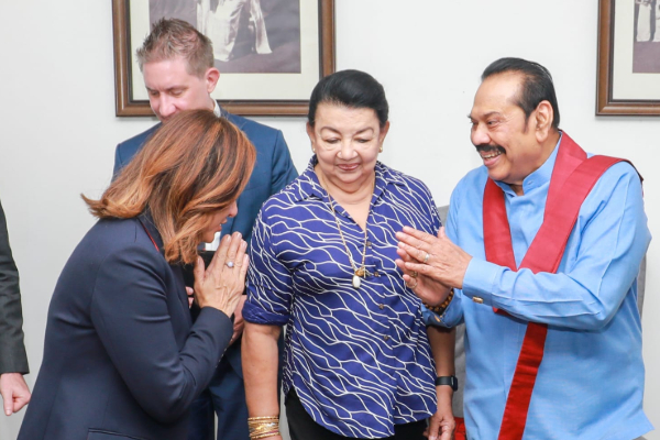 மஹிந்தவிடமும் பிரியாவிடை பெற்றார் அமெரிக்க தூதுவர் ஜூலி சாங் | Us Julie Chung Also Bid Farewell To Mahinda