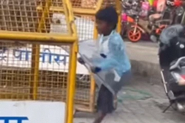 குடும்பமே தெருவில்...  எத்தனை கோடி கொடுத்தாலும் கிடைக்காத  மகிழ்ச்சியில் சிறுவன்!