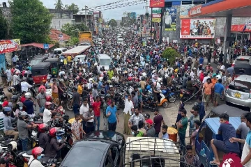 எரிபொருள் வரிசையில் நின்றவர்களை மோதித்தள்ளியது மருத்துவரின் கார்