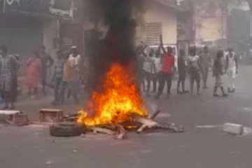 ග්‍රෑන්ඩ් පාස් ප්‍රදේශය උණුසුම් වෙයි.. ටයර් පුච්චමින් විරෝධතා.. (VIDEO