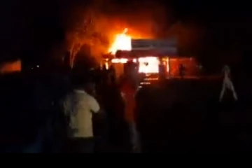 ඉන්ධන පිරවුම් හලක හදිසි ගින්නක්.. වීඩියෝ සහිතයි.. (VIDEO)