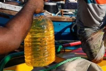 பெற்றோல் எனக் கூறி சிறுநீர்  விற்பனை;  மக்களே அவதானம்
