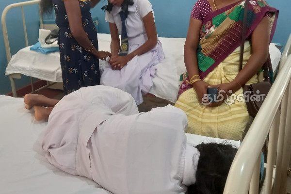 மட்டக்களப்பு - வவுணதீவில் குளவி தாக்குதல்: மாணவர்கள் வைத்தியசாலையில் அனுமதி (Photos) | 8 Students Injured In Wasp Attack