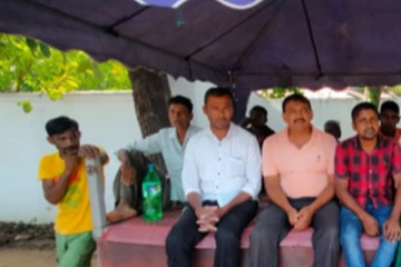 ආණ්ඩුවෙන් යන්නැයි ඇමැති නිවෙසක් ඉදිරිපිට සත්‍යග්‍රාහයක්..!