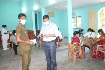 தடுப்பூசியைப் பெற்றுக் கொள்வதில் ஆர்வம் காட்டும் மக்கள்